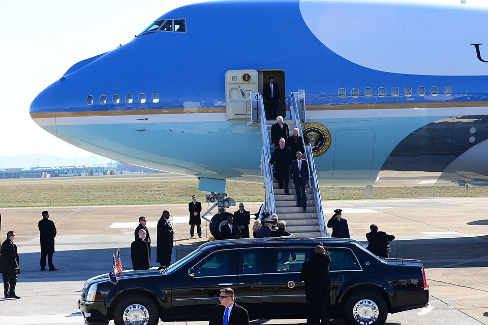 Tennessee Gov — President Barack Obama, accompanied by Sens. Lamar Alexander and Bob Corker, and Congressman Jim Duncan, are greeted by Vice President Joe Biden
