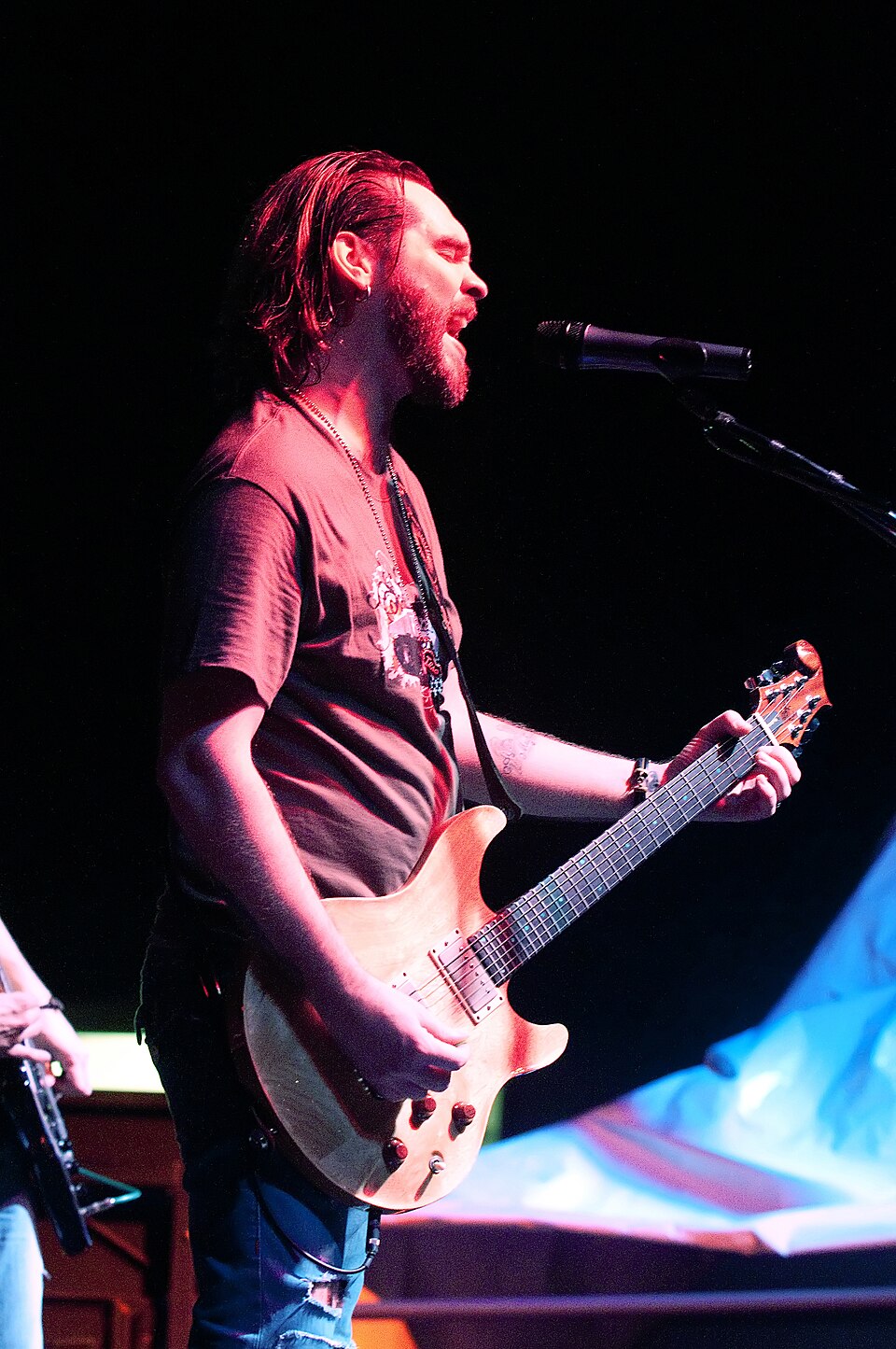 Former American Idol — Country singer Bo Bice rocks Guatanamo Bay into the New Year DVIDS354755